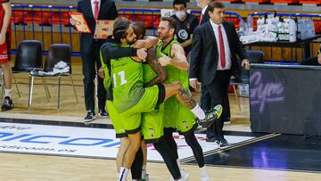 Trimble y Urtasun celebran con Eyenga la canasta ganadora ante el Zaragoza. La n&uacute;mero 300 del Urbas Fuenlabrada en la Liga Endesa.