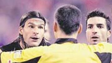 <b>SEIS MINUTOS. </b>Eso tardó el Calderón en pasar de la euforia a la indignación. Era una olla mientras formaban los equipos, pero en un abrir y cerrar de ojos, el árbitro acabó con el Atleti. Leo no entendía nada.