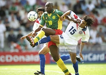 Patrick Mboma tenía una deuda con Chile desde Francia 1998. Fue uno de los jugadores que más alegó por los cobros ante la Roja. Y logró su revancha en Sidney, dos años después. Marcó en ambos partidos.