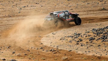Al Attiyah con el Dacia durante la etapa siete del Dakar.