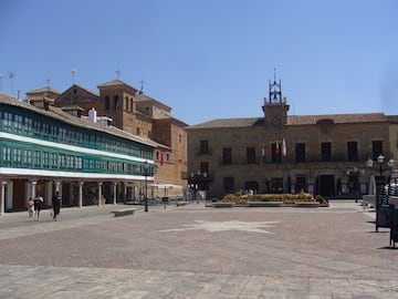 La majestuosa plaza mayor de Almagro es tan solo uno de los múltiples lugares que visitar para contemplar el extenso patrimonio histórico y artístico de la localidad. En uno de los laterales se levanta el aclamado Corral de Comedias, un edificio único que se conserva intacto desde el siglo XVII. Diferentes iglesias y conventos completan la oferta de este fantástico enclave.