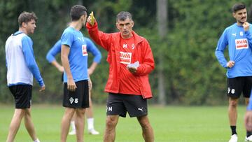 Mendilibar, en un entrenamiento con el Eibar.