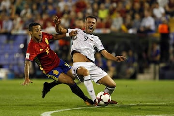 Thiago Alcántara and Ledian Memusha.