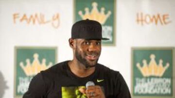 LeBron James durante la rueda de prensa en la Universidad de Akron.