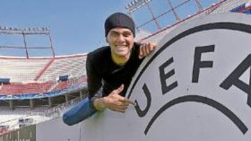 <b>ALVES VALE MÁS QUE EL STEAUA. </b>El curioso dato lo descubrió un periodista rumano en la comparencia del brasileño. Su precio en el mercado, los 35 millones que ofreció el Chelsea, duplican el presupuesto del Steaua.