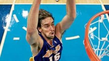 <b>NOWITZKI, PEQUEÑO. </b>Pau Gasol machaca el aro de Dallas Mavericks. Atrás, Nowitzki se ve pequeño...