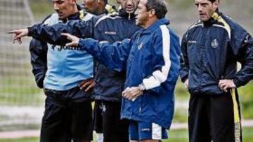 <b>PREPARADOS. </b>Víctor instruye al equipo en un entrenamiento.