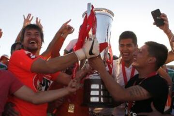 El plantel de Cobresal levanta la copa del Clausura