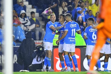 Ángel Sepúlveda festeja con sus compañeros un gol en contra del América.