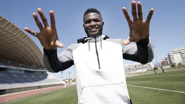 Isaac Success posa en una entrevista para As.