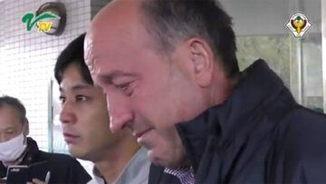 Miguel &Aacute;ngel Lotina, llorando tras despedirse del Tokio Verdy.