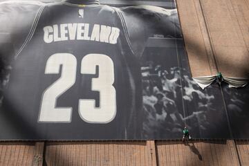 Operarios trabajando en la retirada del cartel del alero, LeBron James, en Cleveland (Ohio) tras el anuncio de su fichaje por los Ángeles Lakers. 