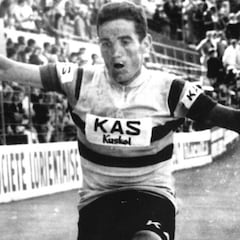 Un escalador en puerto de mar