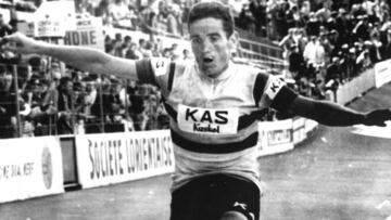 El ciclista español Aurelio González celebra su victoria en la sexta etapa del Tour de Francia de 1968 en Lorient.