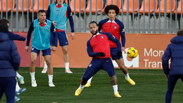 MAJADAHONDA (MADRID), 18/12/2023.- El delantero neerlandés Memphis Depay (c) y el defensa belga Axel Witsel (d) del Atlético de Madrid participan en un entrenamiento este lunes, en la Ciudad Civitas Deportiva Atlético de Madrid de Majadahonda (Madrid). EFE/ Rodrigo Jiménez
