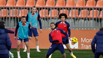 MAJADAHONDA (MADRID), 18/12/2023.- El delantero neerlandés Memphis Depay (c) y el defensa belga Axel Witsel (d) del Atlético de Madrid participan en un entrenamiento este lunes, en la Ciudad Civitas Deportiva Atlético de Madrid de Majadahonda (Madrid). EFE/ Rodrigo Jiménez
