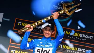 EPA7100. SAN BENEDETTO DEL TRONTO (ITALIA), 13/03/2018.- El ciclista polaco del Sky Michal Kwiatkowski celebra en el podio la victoria conseguida en clasificación general de la Tirreno Adriático, tras la última etapa, una contrarreloj de 10 kilómetros disputada en San Benedetto del Tronto, Italia, el 13 de marzo del 2018. EFE/Dario Belingheri