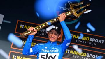 EPA7100. SAN BENEDETTO DEL TRONTO (ITALIA), 13/03/2018.- El ciclista polaco del Sky Michal Kwiatkowski celebra en el podio la victoria conseguida en clasificaci&oacute;n general de la Tirreno Adri&aacute;tico, tras la &uacute;ltima etapa, una contrarreloj de 10 kil&oacute;metros disputada en San Benedetto del Tronto, Italia, el 13 de marzo del 2018. EFE/Dario Belingheri