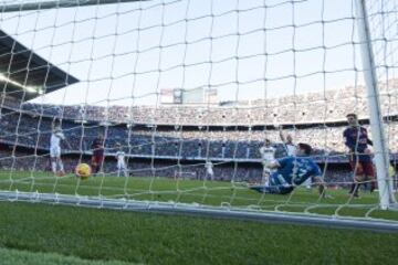 Primer gol de Messi desde detrás de la portería.