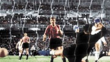 ¡Cañoncito pum! Puskas marcó cuatro goles ante el Feyenoord en el 65. Éste, el segundo.