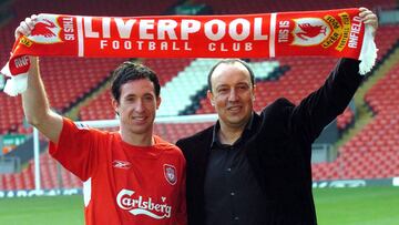 Robbie Fowler y Rafael Benitez posan juntos en el verano de 2006