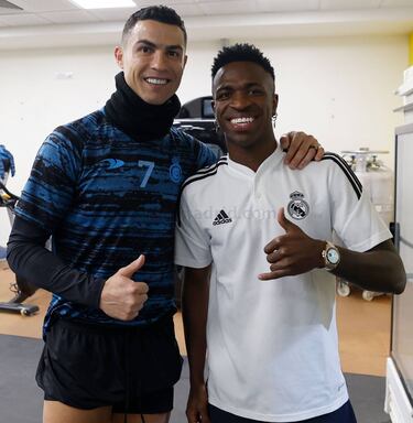 El extremo izquierdo brasileño, Vinícius, posa con el delantero portugués, Cristiano Ronaldo. 