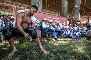 Los luchadores turcos pelean durante el 661º torneo anual de lucha libre de aceite de oliva de Kirkpinar en Sarayici, cerca de Edirne, en el oeste de Turquía. En Kirkpinar, los concursantes, desnudos hasta la cintura, están empapados en aceite de oliva de pies a cabeza y visten pantalones de cuero especialmente diseñados. Los combates uno contra uno que se organizan cada verano se parecen mucho a los primeros que se celebraron hace casi 650 años. Tres toneladas de aceite de oliva se utilizan cada año para la ocasión. 