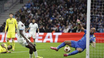 Marseille (France), 07/03/2024.- Ismaila Sarr (L) of Olympique Marseille and Pepe Reina (R) of Villarreal in action during the UEFA Europa League Round of 16 first leg soccer match between Olympique Marseille and Villarreal in Marseille, France, 07 March 2024. (Francia, Marsella) EFE/EPA/GUILLAUME HORCAJUELO