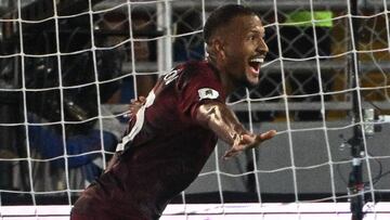 Salomón Rondón celebra un gol con Venezuela.