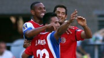 Jairo Arrieta celebra con sus compa&ntilde;eros el gol que marc&oacute;n contra Cuba.