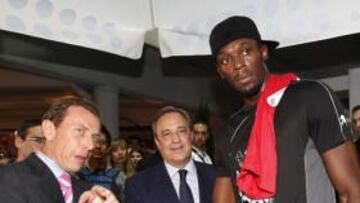 <b>ES MADRIDISTA. </b>Emilio Butragueño saluda Bolt, en presencia de Florentino Pérez.