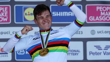 Remco Evenepoel celebra su victoria en la contrarreloj de los Mundiales de Glasgow con el maillot arcoíris y la medalla de oro.