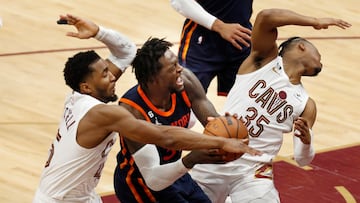 Julius Randle (c),  Donovan Mitchell (l),  Isaac Okoro (r)