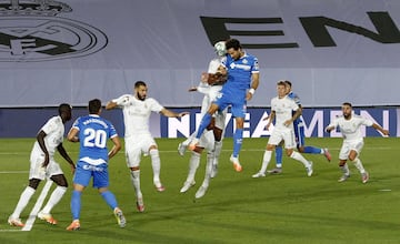 Lesión de Varane. El francés chocó en la salida de un corner con Etxeita y fue sustituido en la pausa para la hidratación.