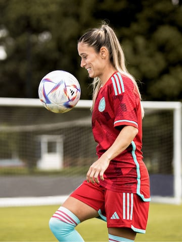 "El diseño está inspirado en el pentágono central que lleva el escudo de la Federación Colombiana de Fútbol. Un símbolo que durante varios años ha definido a un país, una competencia y una agrupación", anunció Adidas.