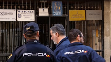 Varios agentes de la Policía Nacional trabajan en el lugar de los hechos, a 23 de enero de 2024, en Valencia, Comunidad Valenciana (España). Agentes del grupo de Homicidios de la Brigada de la Policía Judicial de Valencia investigan la muerte del canónigo emérito de la Catedral de Valencia, cuyo cuerpo ha sido hallado sin vida en su domicilio del centro de la ciudad. Aunque no se han concretado en qué circunstancias se ha producido la muerte, la Jefatura Superior de Policía ha informado de que el grupo de Homicidios se ha hecho cargo de la investigación para el total esclarecimiento de los hechos.
23 ENERO 2024;VALENCIA;SUCESOS;CRIMEN;HOMICIDIO;
Rober Solsona / Europa Press
23/01/2024