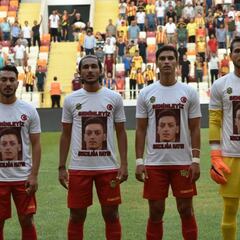 Equipo de Turquía utiliza camisas en apoyo a Özil por racismo