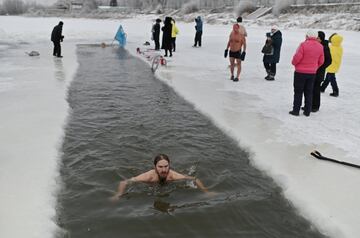 En Omsk, localidad rusa perteneciente al distrito federal de Siberia, acaban de inaugurar la apertura de la temporada de natación de invierno. Y qué mejor forma de hacerlo que con un baño en las gélidas aguas del río Irtysh, como el valiente joven que aparece sobre estas líneas, a quien no parece afectar demasiado el intenso frío.