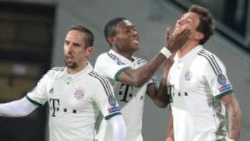 David Alaba, Mario Mandzukic y Franck Ribery tras el gol ante el Viktoria Plzen.