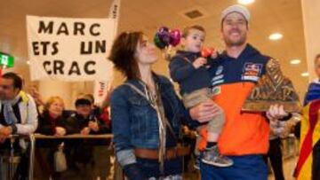 Coma, junto a su mujer y su hijo a la llegada a Barcelona.