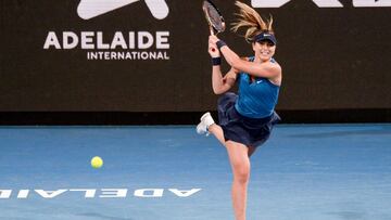 La tenista espa&ntilde;ola Paula Badosa devuelve una bola durante su partido ante Victoria Azarenka en el Adelaide International 2022.