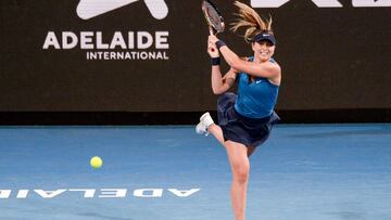 La tenista española Paula Badosa devuelve una bola durante su partido ante Victoria Azarenka en el Adelaide International 2022.