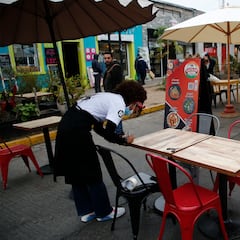 Aviso de la OCU: las cosas que no pueden cobrarte en bares y terrazas