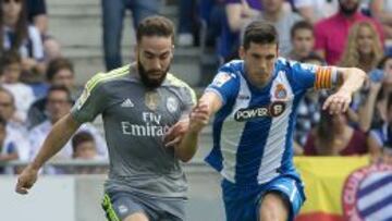 Javi López pelea por el balón con Carvajal.