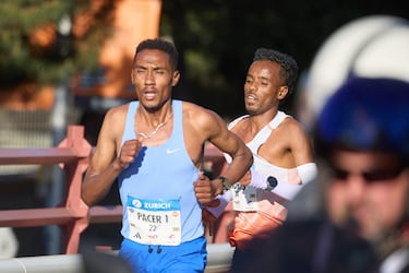 Dos personas participan en la 47ª edición del Zurich Rock 'N' Roll Running Series, a 27 de abril de 2025, en Madrid (España).