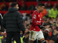 Soccer Football - Premier League - Manchester United v Newcastle United - Old Trafford, Manchester, Britain - December 26, 2025 Manchester United's Casemiro with Manchester United manager Ruben Amorim after being substituted REUTERS/Phil Noble EDITORIAL USE ONLY. NO USE WITH UNAUTHORIZED AUDIO, VIDEO, DATA, FIXTURE LISTS, CLUB/LEAGUE LOGOS OR 'LIVE' SERVICES. ONLINE IN-MATCH USE LIMITED TO 120 IMAGES, NO VIDEO EMULATION. NO USE IN BETTING, GAMES OR SINGLE CLUB/LEAGUE/PLAYER PUBLICATIONS. PLEASE CONTACT YOUR ACCOUNT REPRESENTATIVE FOR FURTHER DETAILS..