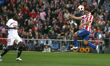 Koke marc車 su primer gol con el Atl谷tico el 26 de febrero de 2011. Fue en partido liguero jugado en el Vicente Calder車n ante el Sevilla. Quique S芍nchez Flores entren車 al Atl谷tico y Manzano al Sevilla. Negredo adelant車 al conjunto sevillista y Koke, tras asistencia de Forl芍n, hizo de cabeza el 1-1 en el minuto 47 de partido. Posteriormente marc車 Rakitic para el Sevilla y Reyes hizo el 2-2 definitivo. Koke fue titular y jug車 68 minutos. Fue cambiado y Juanfran entr車 en su lugar. 48.000 espectadores presenciaron el partido de la jornada 25 y el primer tanto de Koke con la rojiblanca.