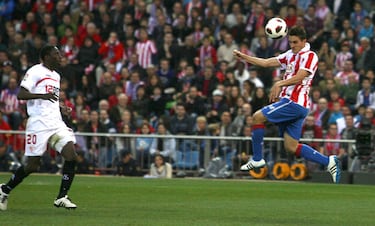 Koke marcó su primer gol con el Atlético el 26 de febrero de 2011. Fue en partido liguero jugado en el Vicente Calderón ante el Sevilla. Quique Sánchez Flores entrenó al Atlético y Manzano al Sevilla. Negredo adelantó al conjunto sevillista y Koke, tras asistencia de Forlán, hizo de cabeza el 1-1 en el minuto 47 de partido. Posteriormente marcó Rakitic para el Sevilla y Reyes hizo el 2-2 definitivo. Koke fue titular y jugó 68 minutos. Fue cambiado y Juanfran entró en su lugar. 48.000 espectadores presenciaron el partido de la jornada 25 y el primer tanto de Koke con la rojiblanca. 


