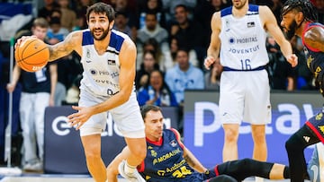Ricky Rubio deja atrás a Kyle Kuric durante el partido en Andorra