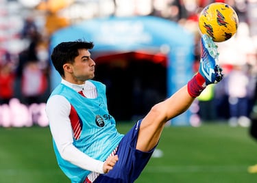 El jugador español del Fútbol Club Barcelona, Pedri, durante el calentamiento previo al duelo frente al Rayo Vallecano.